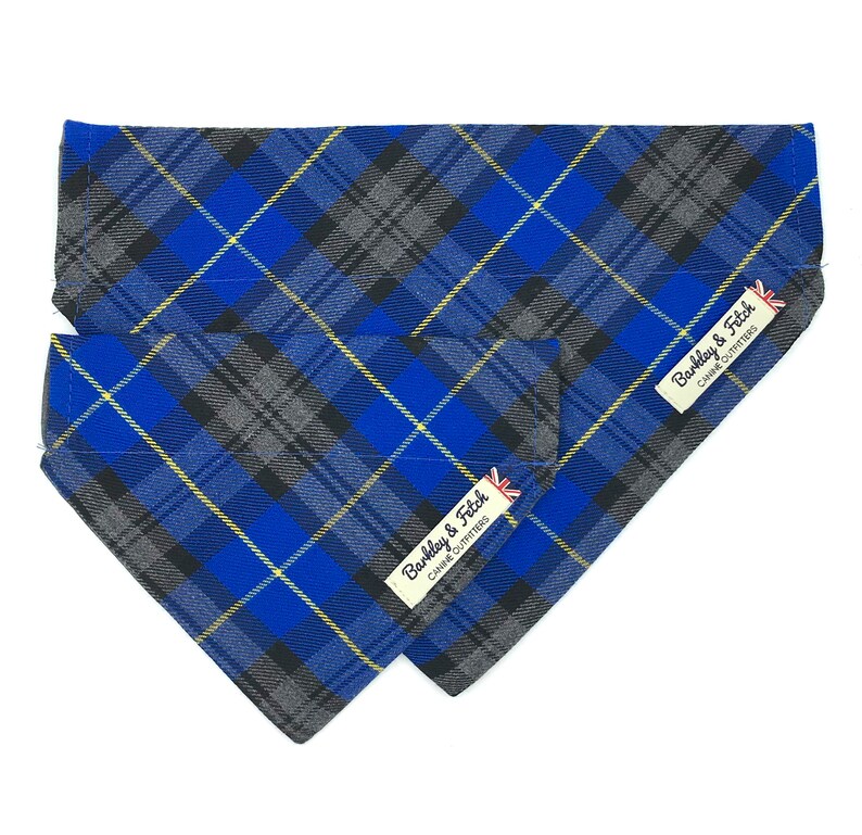 Peut inclure: Deux bandanas pour chien en tissu &eacute;cossais bleu, gris et jaune avec une &eacute;tiquette blanche indiquant "Barkley & Fitch Canine Outfitters".