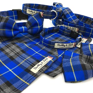 Peut inclure: Un ensemble de colliers pour chien en tissu &eacute;cossais bleu et gris avec des accents jaunes. Les colliers et le bandana ont une &eacute;tiquette qui indique "Barkley & Fetch Canine Outfitters".