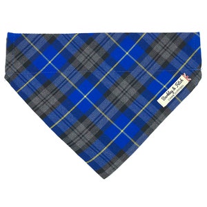 Peut inclure: Bandana pour chien en tissu &eacute;cossais bleu, gris et jaune avec une &eacute;tiquette blanche indiquant "Barkley & Fitch Canine Outfitters".