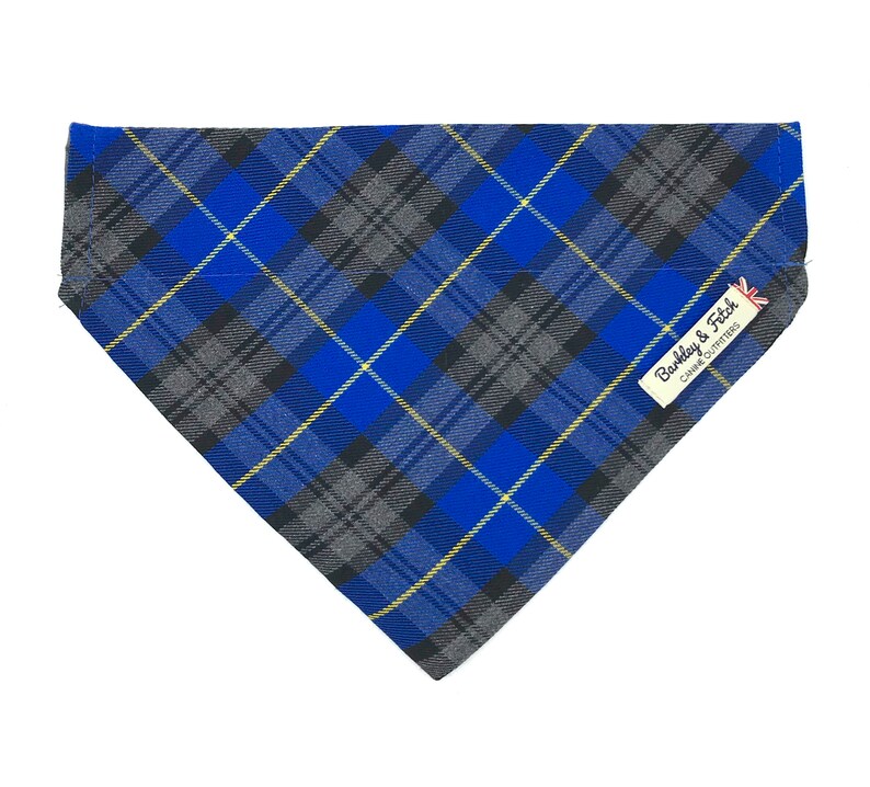 Peut inclure: Bandana pour chien en tissu &eacute;cossais bleu, gris et jaune avec une &eacute;tiquette blanche indiquant "Barkley & Fitch Canine Outfitters".