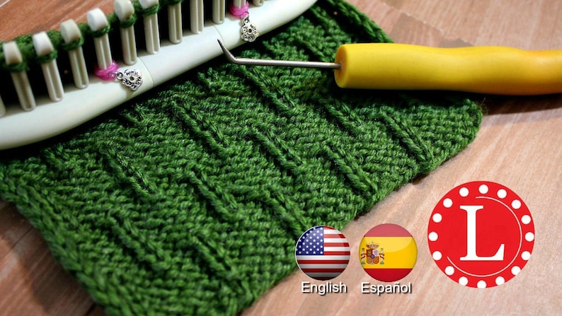 K&ouml;nnte beinhalten: Gr&uuml;ner Strickstoff mit einem Zopfmuster, hergestellt auf einer Strickmaschine. Die Strickmaschine, Stricknadeln und eine H&auml;kelnadel sind auf dem Bild zu sehen. Das Bild enth&auml;lt auch die Buchstaben "L" und "English" und "Espa&ntilde;ol" in Rot, Wei&szlig; und Blau.