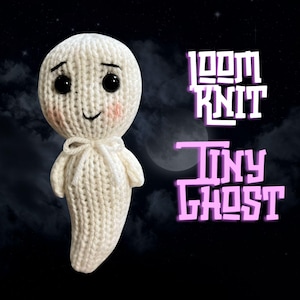 Könnte beinhalten: Ein weißer gestrickter Geist mit einem lächelnden Gesicht und schwarzen Augen. Der Geist befindet sich vor einem dunklen Hintergrund mit Sternen und einem Mond. Der Text "LOOM KNIT TINY GHOST" ist in rosa Buchstaben.
