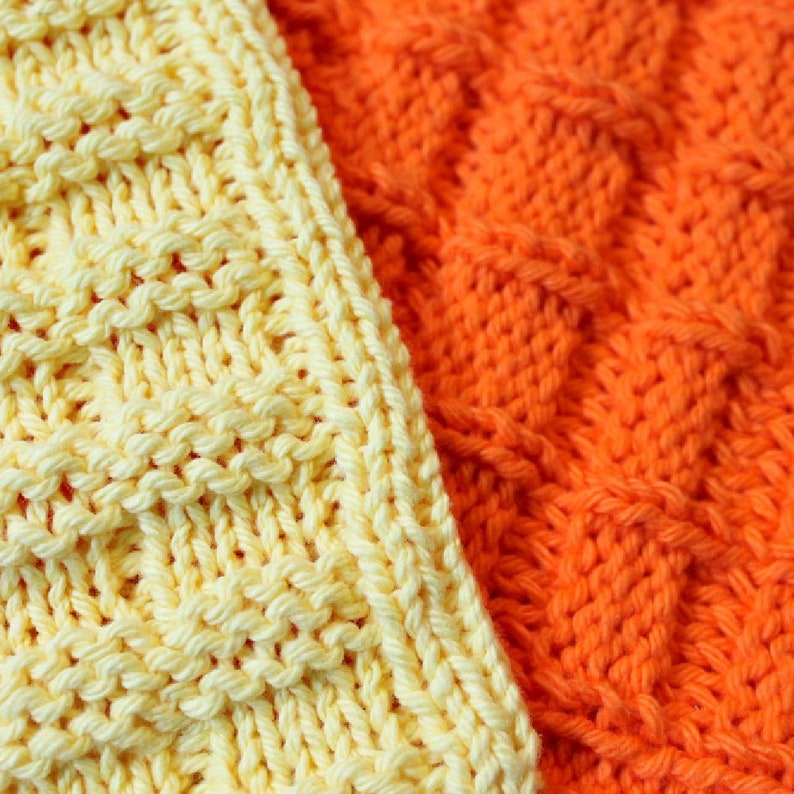 Peut inclure: Gros plan sur deux tissus tricot&eacute;s. L'un est de couleur jaune clair avec un motif textur&eacute;, et l'autre est orange vif avec un motif textur&eacute; diff&eacute;rent. Les tissus sont c&ocirc;te &agrave; c&ocirc;te, mettant en valeur les couleurs et les textures contrast&eacute;es.