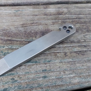 Husky Plain Titanium Pry Bar - Polished
