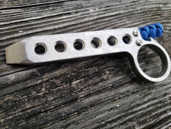 This tiny multi-tool has a pry bar, box cutter, and more - The Gadgeteer