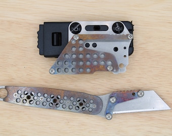 Couteau tout usage artisanal angulaire à prise inversée de TD Tools - Perforé flammé/poli