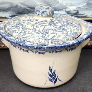 Vintage Robinson Ransbottom Roseville Blue Wheat Bean Pot Casserole