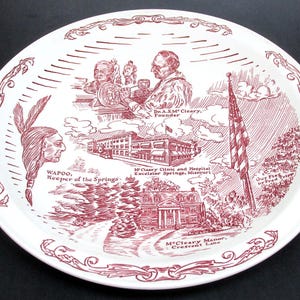 以下が含まれることがあります： クリーム色の斑点のある釉薬が施された、3つのセラミックマグのセット。各マグには、手描きのデザインが施されています。青と緑の葉、黄色とオレンジの花、赤いベリーの小枝。