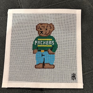 Puede incluir: Una taza de cerámica blanca con un asa negra y el texto "But First, Coffee" en negro, con una fuente de estilo manuscrito. La taza está sobre una superficie blanca.