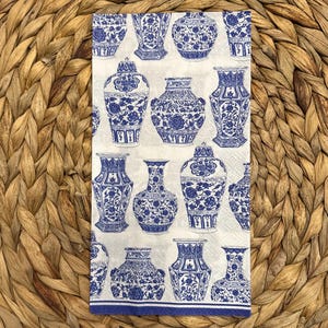 Set of 2 blue chinoiserie urns vase dinner/guest size napkins for decoupage on shells, southern style napkin for oyster shell decoupage