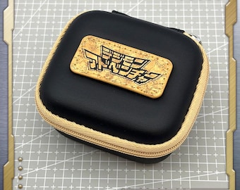Estuche Digimon para Digivice, ideal para tu Digivice número 25 o para Digivices antiguos. Guarda y protege tu dispositivo.