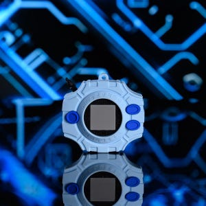 Può includere: Un dispositivo digitale blu e grigio per animali domestici con uno schermo e due pulsanti. Il dispositivo è su uno sfondo blu e nero.