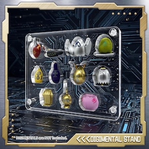 Puede incluir: Un expositor de acrílico transparente con un marco dorado, que contiene varias figuras de Digimental. El expositor presenta un diseño de placa de circuito en el fondo. El texto en el expositor dice "DIGIMENTAL STAND". También está presente el texto "DIGIMENTALS are NOT included".