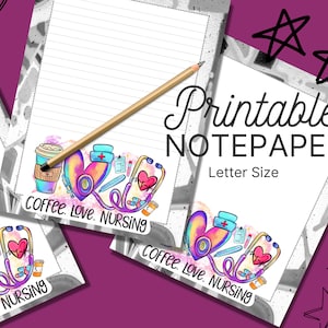 Pode incluir: Papel para bloco de notas imprimível com uma ilustração colorida de um estetoscópio, um coração, uma xícara de café e pílulas. O texto "Coffee. Love. Nursing" está na parte inferior da página.