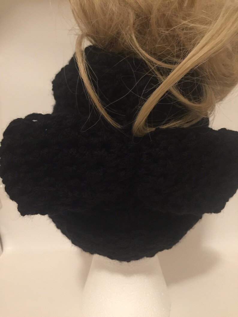 Messy bun ponytail beanie with bow in black