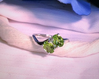 Impresionante anillo de peridoto de dos piedras de corte ovalado ~ Plata de ley 925 ~ Tamaño 7,5