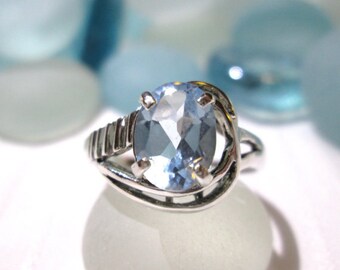 Lovely Oval Shaped Blue Topaz Ring ~ 925 Sterling Silver ~ Size 7