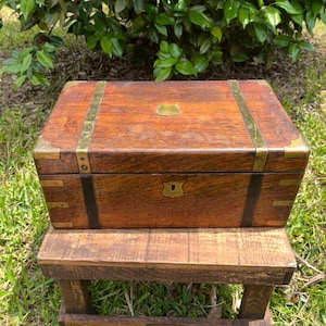 Escritorio de viaje antiguo de la década de 1870 / Escritorio portátil con incrustaciones de cuero faltantes / Caja de campaña victoriana / Escritorio plegable