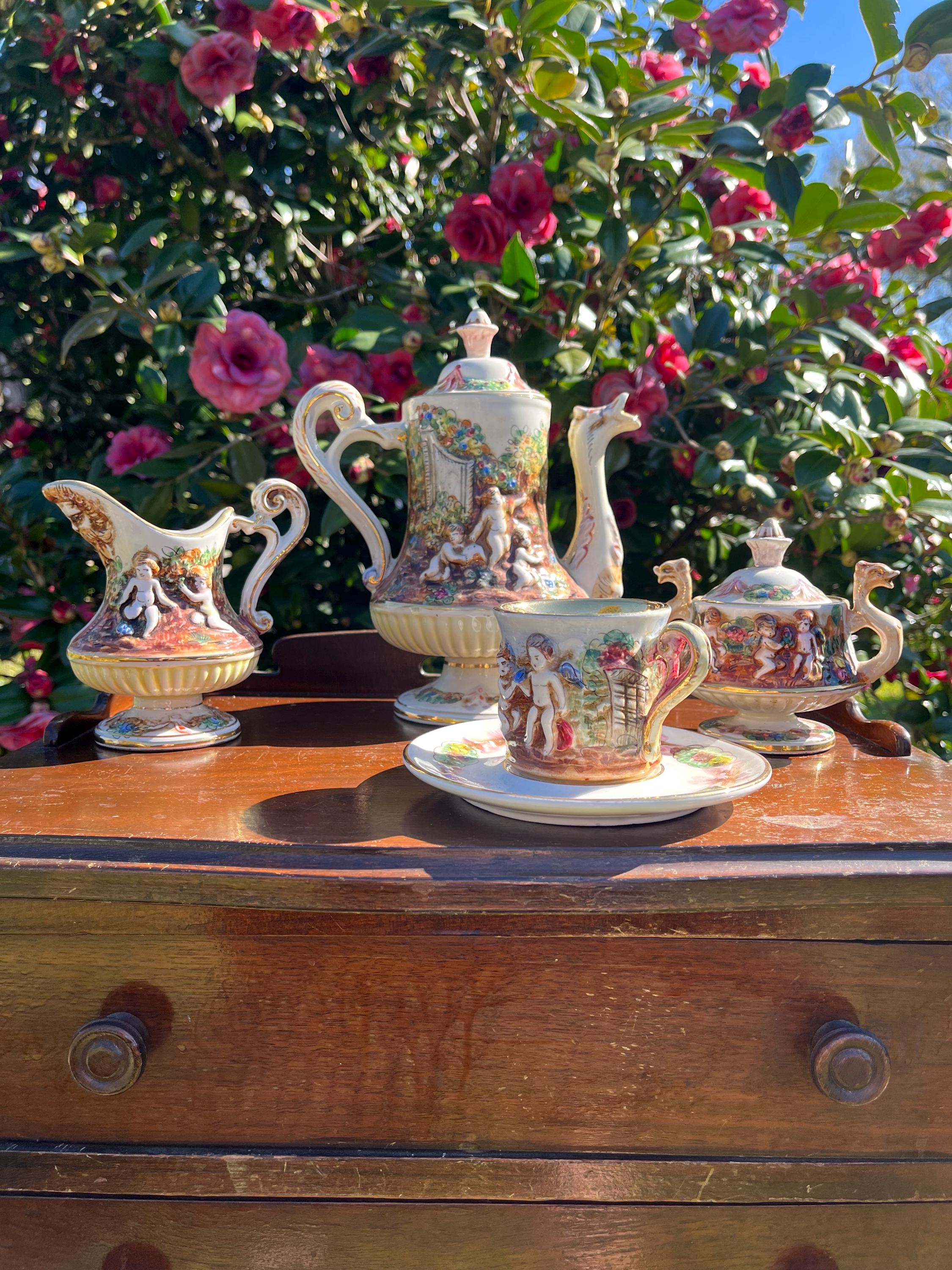 R.CAPODIMONTE イタリア製 多色陶器の女性像浮彫り花瓶 - メルカリ