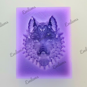 Könnte beinhalten: Lilafarbene Silikonform mit einem detaillierten Wolfskopfdesign. Die Form ist strukturiert und hat einen erhöhten Rand.