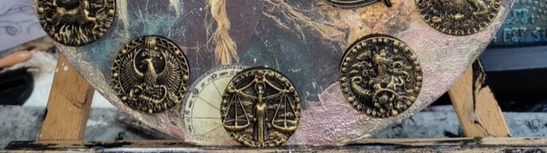 K&ouml;nnte beinhalten: Ein Satz von zw&ouml;lf goldfarbenen Tierkreiszeichen, die jeweils ein anderes astrologisches Symbol darstellen. Die Zeichen sind in einem Kreis auf einem Hintergrund mit einem himmlischen Design angeordnet.