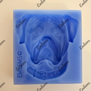 Op de afbeelding: Blauwe siliconen mal van een hondenkop met een halsband. De mal is gemarkeerd met "EMEMSO" en "Emblems".