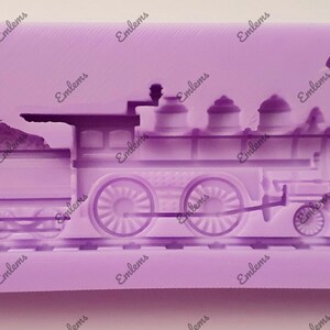 Peut inclure: Un moule en silicone violet en forme de train à vapeur vintage avec une cheminée haute et plusieurs roues. Le moule est conçu pour faire des décorations de gâteaux ou d'autres friandises comestibles.