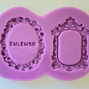 Può includere: Stampo in silicone viola con due disegni di cornice decorati. Lo stampo è per realizzare decorazioni per torte o altri oggetti artigianali commestibili. Lo stampo è etichettato "EMLEMSO".