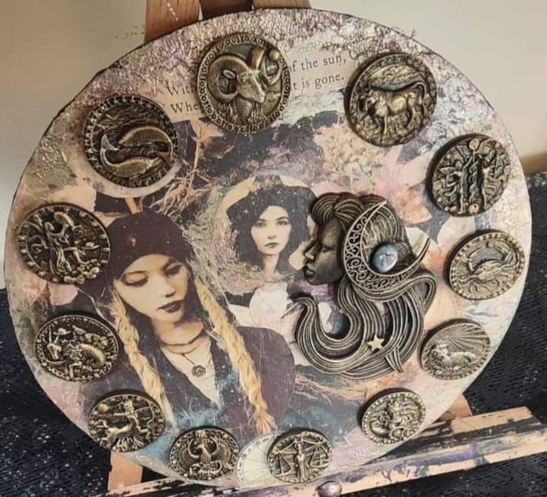 K&ouml;nnte beinhalten: Eine runde Holzplakette mit einem dekorativen Design mit Tierkreiszeichen, einem Frauenkopf und dem Text "Witch Where the sun is gone".