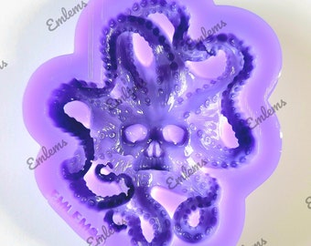 Op de afbeelding: Een paarse siliconen mal met een octopusontwerp met een schedel in het midden. De octopus heeft meerdere tentakels en is omgeven door een bloemvormige rand. De mal is lichtpaars van kleur.