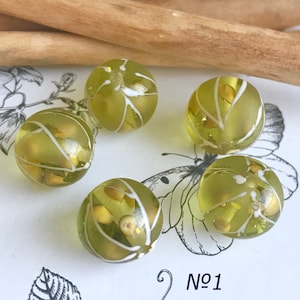 Perla di lampwork fatta a mano in vetro verde uva spina, perlina di lampwork di vetro realistica per ciondolo orecchini o bracciali vetro di Murano bacca di frutta