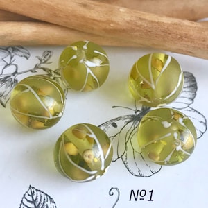 Kruisbes groen glas handgemaakte lampwork kraal, realistische glazen lampwork kraal voor oorbellen, hanger of armbanden Muranoglas fruitbes