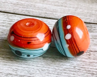 2+ pezzi Perle di vetro lavorato a lume blu arancio nero fatte a mano circa 15 mm