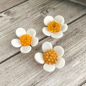 White chamomile flower beads -  Realistic white wildflowers glass lampwork beads - Floral murano glass