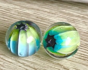 2個以上のターコイズグリーンの手作りガラスビーズ約15〜16 mm