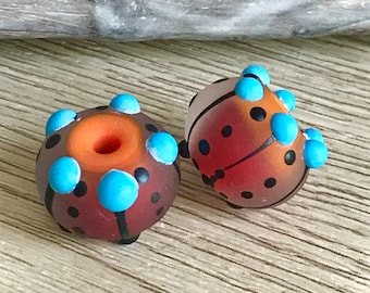 2 pezzi + perle di vetro lavorato a lume blu arancio rosso nero fatte a mano circa 17 mm