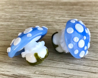 Błękitny muchomor, ręcznie robiony szklany koralik, mały jesienny grzyb leśny. Grzyb lampworkowy. Miniaturowe grzyby.