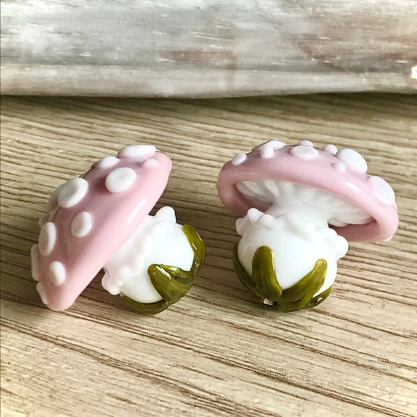 Perle de verre faite à la main Amanita rose, petit champignon de la forêt d'automne. Champignon au chalumeau. Champignons miniatures