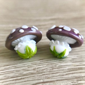 Fioletowy Amanita ręcznie robiony szklany koralik, mały jesienny grzyb leśny. Lampwork Mushroom. Miniaturowe grzyby
