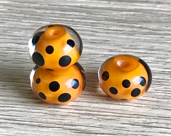 オレンジ色のランプワークビーズ、黒の水玉模様、ハンドメイド、14～15 mm（2個以上）