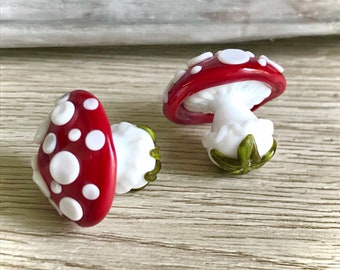 Ręcznie wykonany szklany koralik z muchomora, mały jesienny grzyb leśny. Grzyb lampworkowy. Miniaturowe grzyby.