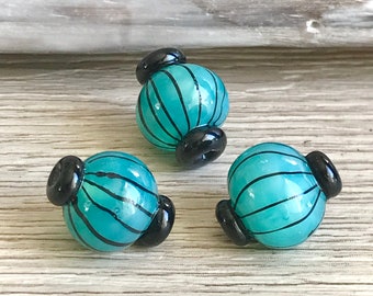 ターコイズランプワークガラスビーズ2個、ブラックストライプビーズ（15 x 18 mm）