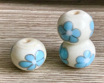 2個以上のアイボリーブルーの花の手作りランプワークガラスビーズ約13 x 14-15 mm