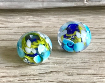 ブルーグリーンのランプワークフラワービーズ、手作りガラスフラワービーズ