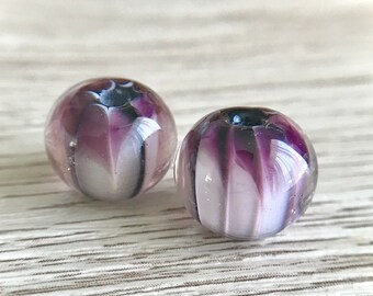 2個以上の紫ピンクの手作りガラスビーズ約15〜16 mm
