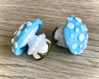 Błękitny muchomor, ręcznie robiony szklany koralik, mały jesienny grzyb leśny. Grzyb lampworkowy. Miniaturowe grzyby.