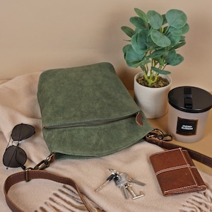 LECONI kleine Umhängetasche aus Echtleder für Damen Leder Schultertasche Freizeittasche aus Wildleder Veloursleder grün LE3049-VL