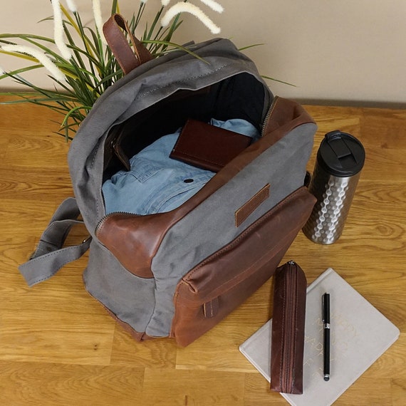 Vector Plano Ancianos En Senderismo Hombre Y Mujer Maduros Con Mochilas