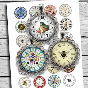 Peut inclure: Une collection de 14 breloques de cadran d'horloge de style vintage avec différents motifs, dont un oiseau bleu, une abeille et un motif floral. Les breloques sont argentées et de forme ronde.