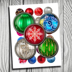 Könnte beinhalten: Ein Set mit 14 Weihnachtsbaumschmuck-Scrapbook-Papier-Verzierungen. Die Ornamente sind in verschiedenen Farben und Designs, darunter Rot, Grün, Silber, Gold und Blau. Einige Ornamente haben ein Schneeflocken-Design, während andere ein traditionelleres Weihnachtsdesign haben.
